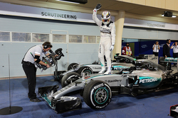 Le vainqueur Lewis Hamilton, Mercedes AMG F1 W06 fête sa victoire dans le Parc Fermé