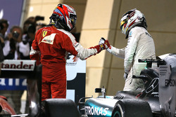 Kimi Raikkonen, Scuderia Ferrari y Lewis Hamilton, Mercedes AMG F1 Team