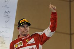 Kimi Raikkonen, Ferrari, celebra su sengudo puesto en el podium.