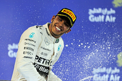 Le vainqueur Lewis Hamilton, Mercedes AMG F1 fête sa victoire sur le podium