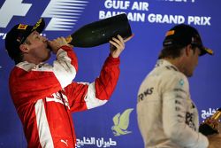 Kimi Raikkonen, Ferrari, celebra su sengudo puesto en el podium.