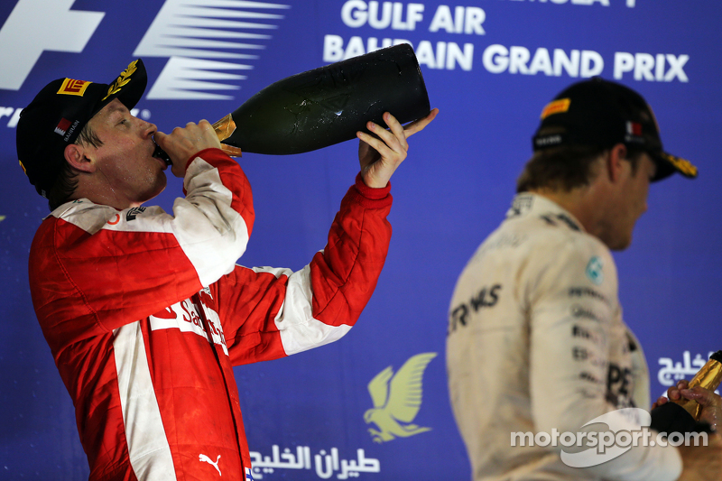 Kimi Raikkonen, Ferrari merayakan his second position di podium