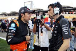 Sergio Perez mit Tim Wright, Sahara Force India F1 Team, Renningenieur, in der Startaufstellung