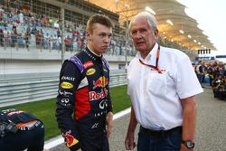 Daniil Kvyat, Red Bull Racing and Dr Helmut Marko, Red Bull Motorsport Consultant on the grid