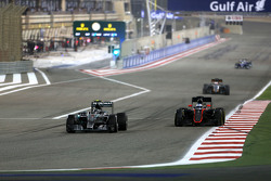 Nico Rosberg, Mercedes AMG F1 Team and Fernando Alonso, McLaren Honda