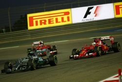Nico Rosberg, Mercedes AMG F1 W06 y Sebastian Vettel, Ferrari SF15-T batalla port la posicón