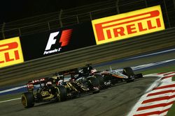 Ромен Грожан, Lotus F1 E23 и Нико Хюлькенберг, Sahara Force India F1 VJM08 борются за позицию
