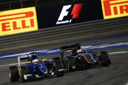 Marcus Ericsson, Sauber C34 y Nico Hulkenberg, Sahara Force India F1 VJM08 batalla port la posicón
