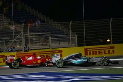 Nico Rosberg, Mercedes AMG F1 W06 y Sebastian Vettel, Ferrari SF15-T