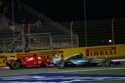 Nico Rosberg, Mercedes AMG F1 W06 et Sebastian Vettel, Ferrari SF15-T en lutte pour une position