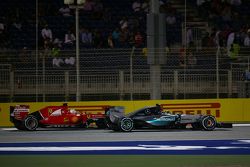 Nico Rosberg, Mercedes AMG F1 W06 y Sebastian Vettel, Ferrari SF15-T