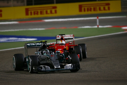 Нико Росберг, Mercedes AMG F1 W06 едет впереди Себастьяна Феттеля, Ferrari SF15-T