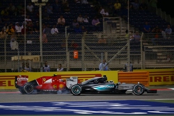 Lewis Hamilton, Mercedes AMG F1 W06 y Kimi Raikkonen, de Ferrari SF15-T batalla por la posición