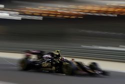 Pastor Maldonado, Lotus F1 E23 sends sparks flying