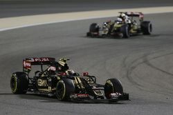 Пастор Мальдонадо, Lotus F1 E23 едет впереди напарника по команде Ромена Грожана, Lotus F1 E23