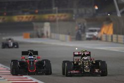 Fernando Alonso, McLaren MP4-30 and Pastor Maldonado, Lotus F1 E23 battle for position