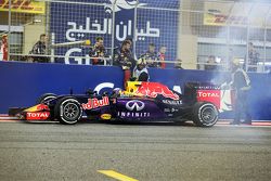 Daniel Ricciardo, Red Bull Racing RB11 se detuvo justo después de la línea de meta