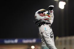 Le vainqueur Lewis Hamilton, Mercedes AMG F1 fête sa victoire dans le Parc Fermé