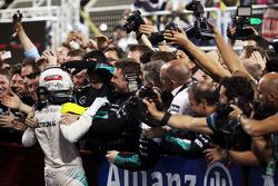 Le vainqueur Lewis Hamilton, Mercedes AMG F1 fête sa victoire dans le Parc Fermé