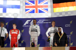 El podio Kimi Raikkonen, de Ferrari, segundo; Lewis Hamilton, Mercedes AMG F1, ganador de la carrera; Nico Rosberg, de Mercedes AMG F1, tercero