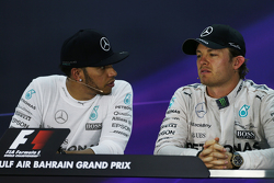 Lewis Hamilton, F1 Mercedes AMG con su compañero de equipo Nico Rosberg, de Mercedes AMG F1 en la co