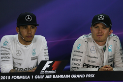 Lewis Hamilton, F1 Mercedes AMG con su compañero de equipo Nico Rosberg, de Mercedes AMG F1 en la co
