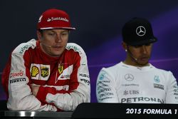 Kimi Raikkonen, de Ferrari y Lewis Hamilton, F1 Mercedes AMG en la carrera posterior Conferencia de prensa de la FIA