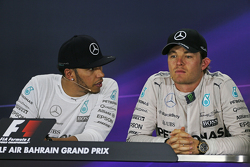 Le vainqueur Lewis Hamilton, Mercedes AMG F1 et le troisième, Nico Rosberg, Mercedes AMG F1 lors de la conférence de presse d'après-course
