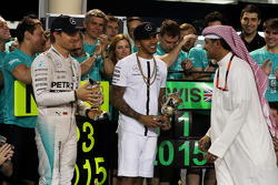 Третье место - Нико Росберг, Mercedes AMG F1 и победитель гонки Льюис Хэмилтон, Mercedes AMG F1 праз