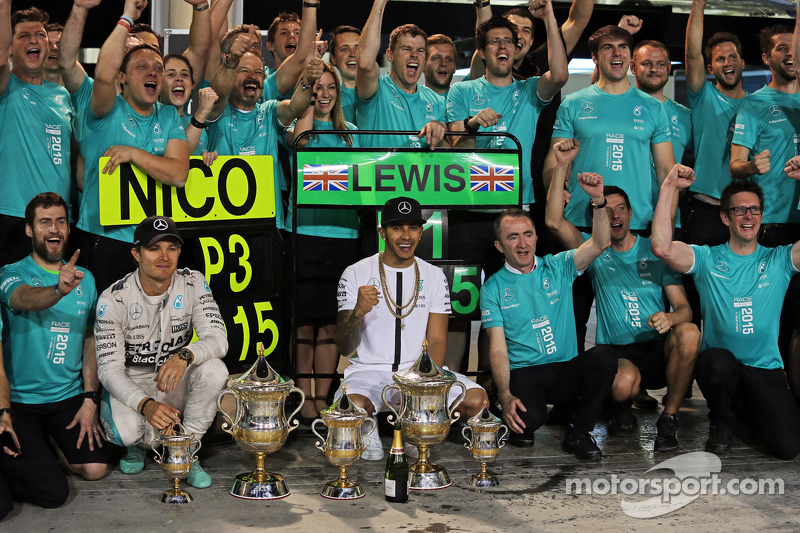 3. Nico Rosberg, Mercedes AMG F1, und 1. Lewis Hamilton, Mercedes AMG F1, feiern mit dem Team