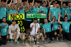 El tercer clasificado, Nico Rosberg, de Mercedes AMG F1 y ganador de la carrera Lewis Hamilton, Mercedes AMG F1 celebrar con el equipo