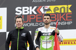Le vainqueur Kenan Sofuoglu, Puccetti Racing Kawasaki, sur le podium