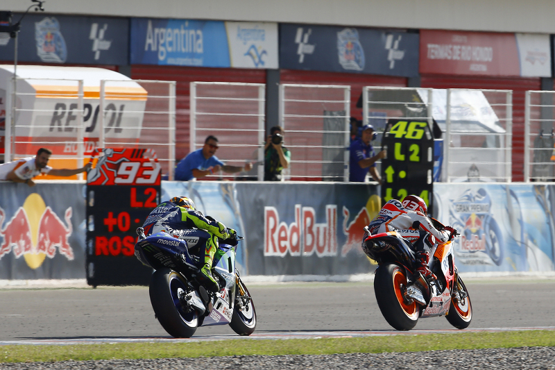 A 2 vueltas del final en 2015, Rossi alcanzó a Márquez y tras superarle un toque entre ambos acabó con el español en el suelo