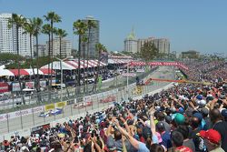 Start: Helio Castroneves, Team Penske Chevrolet leads