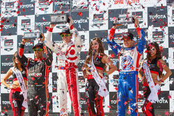 Podium: El ganador de la carrera, Scott Dixon, Chip Ganassi Racing Chevrolet, segundo lugar, Helio Castroneves, Team Penske Chevrolet y tercer lugar Juan Pablo Montoya, Team Penske Chevrolet