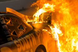 Un feu dans le stand de Brendan Gaughan