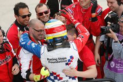 Oliver Rowland, Fortec Motorsports celebrates with his team