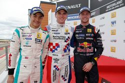 El segundo lugar Jazeman Jaafar, Fortec Motorsports, el ganador, Oliver Rowland, Fortec Motorsports, y el tercero, Dean Stoneman, DAMS