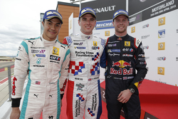 El segundo lugar Jazeman Jaafar, Fortec Motorsports, el ganador, Oliver Rowland, Fortec Motorsports, y el tercero, Dean Stoneman, DAMS