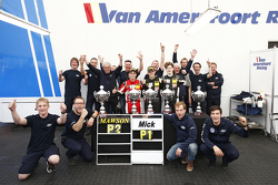 Joey Mawson et le vainqueur Mick Schumacher, Van Amersfoort Racing