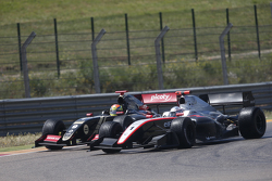 Nyck de Vries, DAMS et Matthieu Vaxivière, Lotus, en lutte pour la victoire