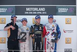 Podium : le deuxième, Nyck de Vries, DAMS, le vainqueur, Matthieu Vaxivière, Lotus, et le troisième, Oliver Rowland, Fortec Motorsports