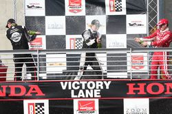 Podium: 2. Graham Rahal, Rahal Letterman Lanigan Racing; 1. Josef Newgarden, CFH Racing, und 3. Scot