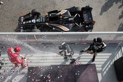 Podio: segundo lugar Graham Rahal, Rahal Letterman Lanigan Racing y ganador Josef Newgarden, CFH Rac