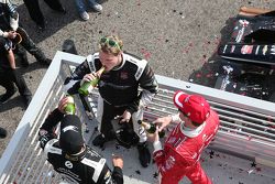 Podium: tweede plaats Graham Rahal, Rahal Letterman Lanigan Racing en winnaar Josef Newgarden, CFH R