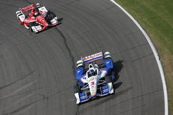 Helio Castroneves, Team Penske Chevrolet et Scott Dixon, Chip Ganassi Racing Chevrolet