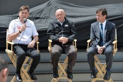 Le vice-président de HPD Steve Eriksen, Derrick Walker et le président de l'Indianapolis Motor Speedway Doug Boles