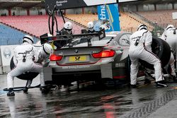 Arrêt aux stands pour Tom Blomqvist, BMW Team RBM BMW M4 DTM