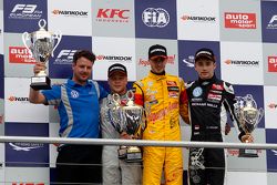 领奖台：第二名Felix Rosenqvist, Prema Powerteam Dallara F312 梅赛德斯-奔驰；第一名Antonio Giovinazzi, Jagonya Ayam，和C