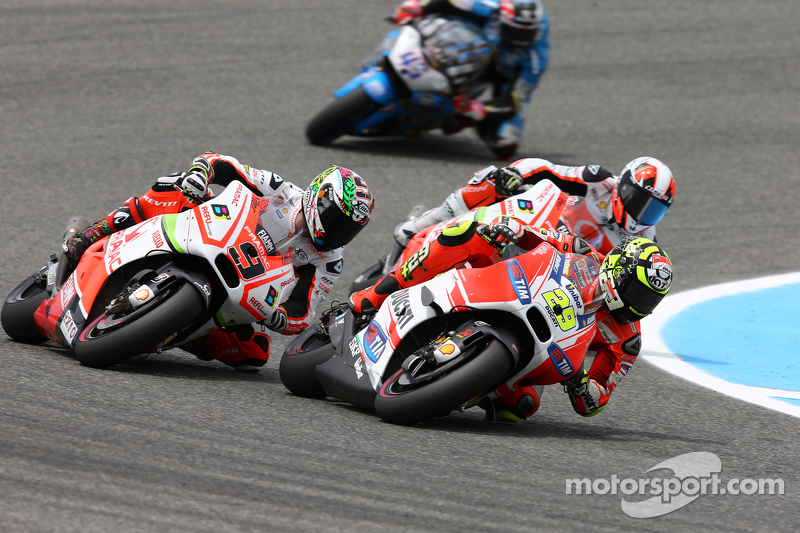 Andrea Iannone, Ducati Team, con Yonny Hernández y Danilo Petrucci, Pramac Racing Ducatis